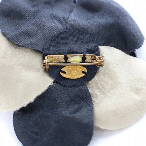 Chanel Camelia Knit Brooch - Picture 10 of 11